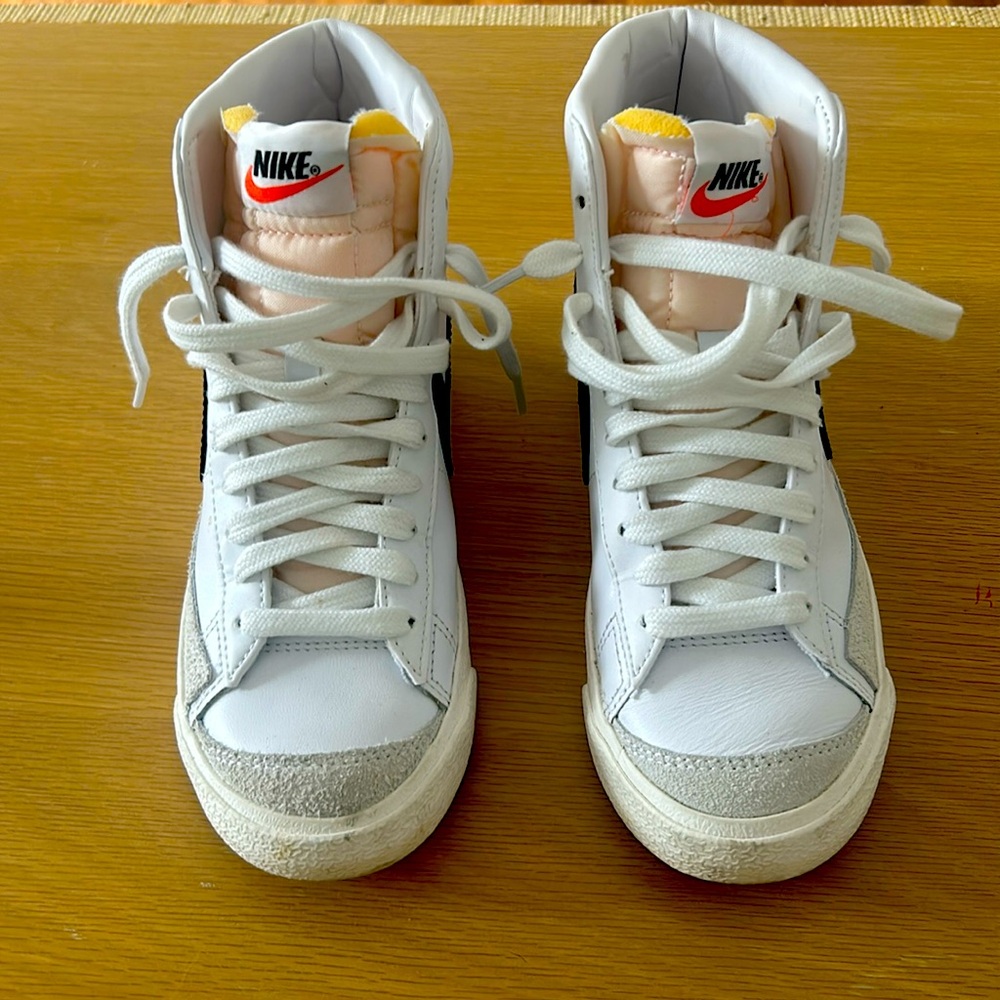 NIKE BKAZER MID ‘77 WOMENS SNEAKER